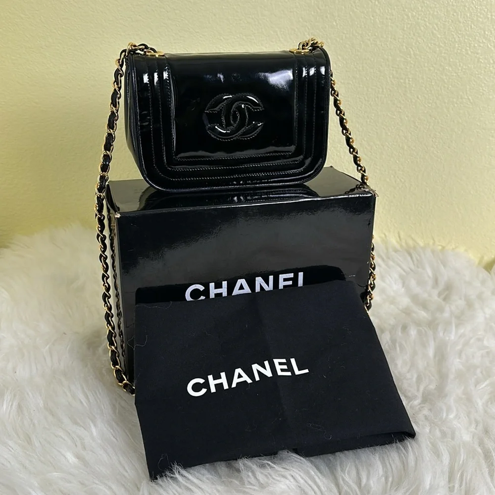 💯Authentic Chanel Black Patent Leather Chain Mini Bag🍀